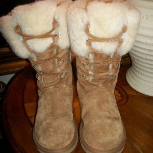 AUTHENTIC UGG BOOTS LACE UP FRONT SUEDE AND FUR MID ANKLE BOOT IN EUC